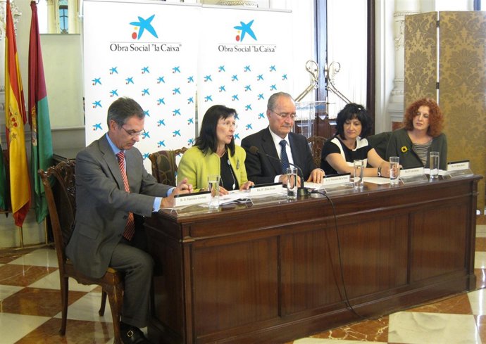 La Directora Adjunta De La Fundación "La Caixa" Y El Alcalde De Málaga