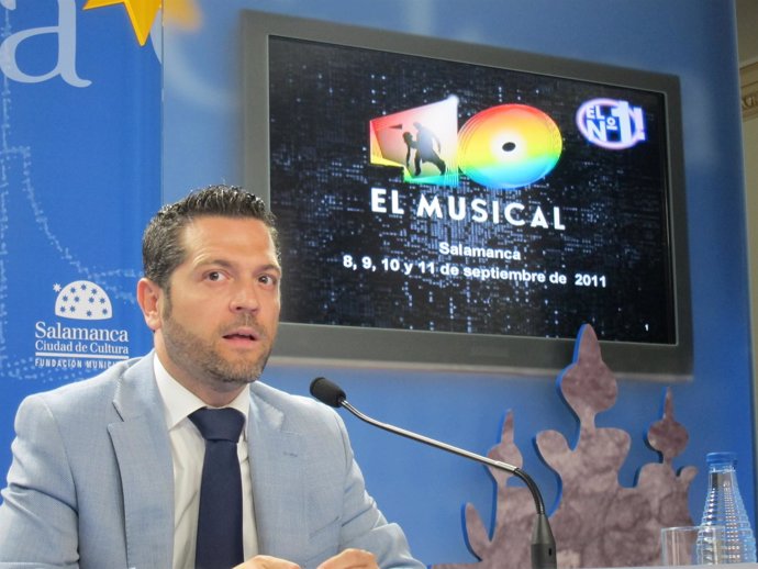 El Concejal Julio López Durante La Presentación En Salamanca De '40, El Musical'