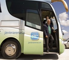 JAVIER ARENAS CON ANTONIO SANZ BAJANDO DEL AUTOBUS DEL PP