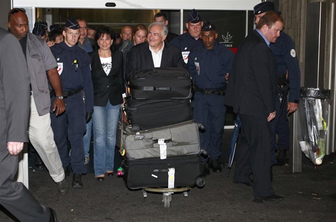 Strauss-Kahn Llegando A Paris