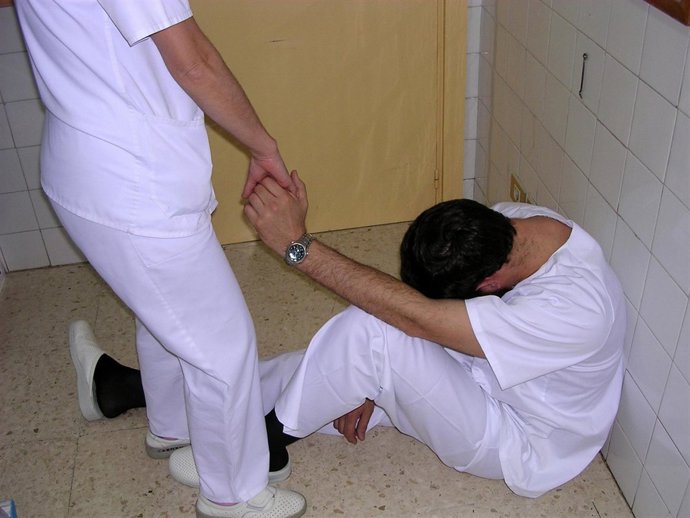 Un enfermero con síndrome de burnout o profesional quemado