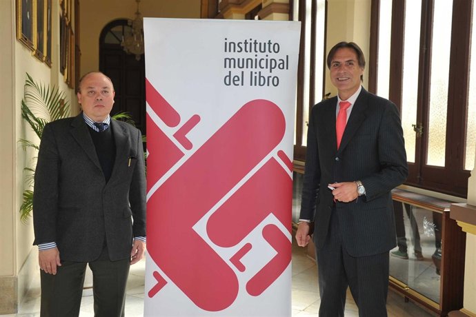 El Director Del Instituto Municipal Del Libro, Alfredo Taján, Y Damián Caneda
