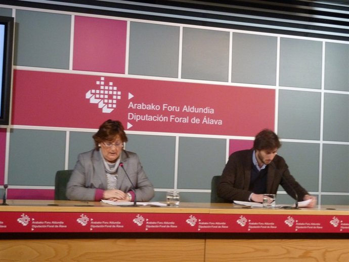 Icía Lamarain Y El Director Del Instituto Foral De La Juventud, Manuel Rabanera.