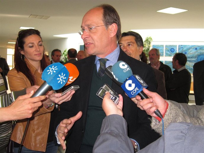 El Consejero De Medio Ambiente, José Juan Díaz Trillo, Ante Los Medios.