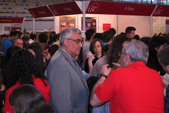 El Rector Antonio Ramírez De Arellano En El Salón Del Estudiante