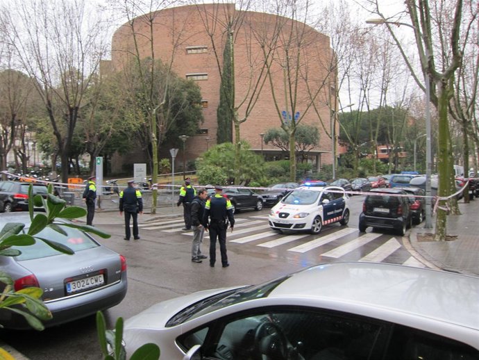 Zona Acordonado Por Una Deflagración En El Edif.2 De Esade