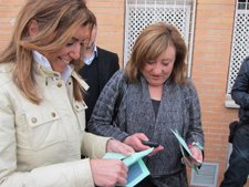 Susana Díaz Y Soledad Pérez Preparan Papeletas Del PSOE Para Repartirlas