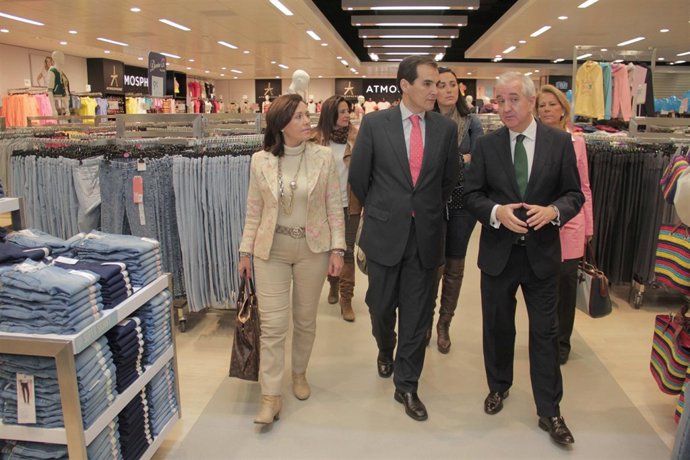 El Alcalde De Córdoba, José Antonio Nieto, Visita La Nueva Tienda De Primark