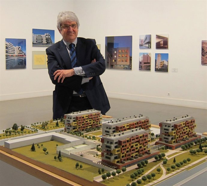 El Arquitecto Riojano Jesús Merino Pascual Con Maqueta De Uno De Sus Edificios