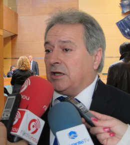 Rus Atendiendo A Los Periodistas Antes Del Pleno