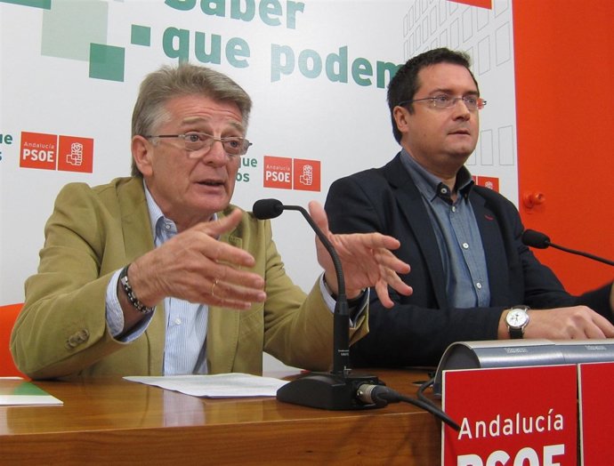 El Socialista Francisco González Cabaña (Izquierda) Junto A Óscar López (PSOE)
