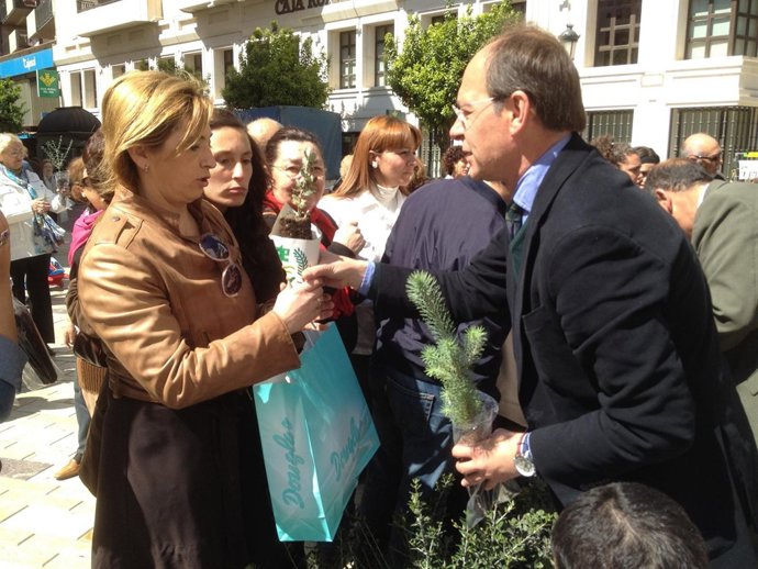 El Consejero De Medio Ambiente, José Juan Díaz Trillo, Reparte Plantas. 