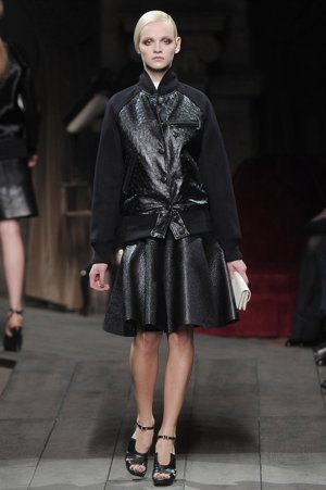 Una Modelo Desfilando Para Loewe 