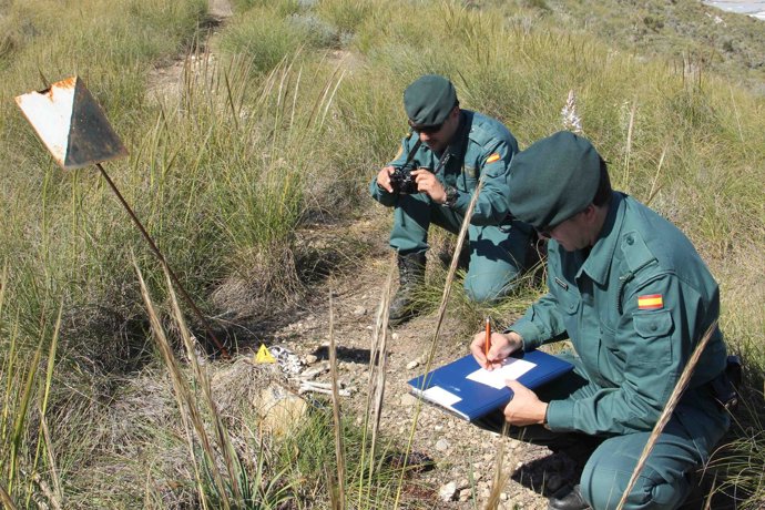 Agentes Del Seprona Inspeccionan Lazos De Acero Para Caza 