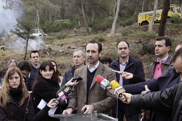 Bauzá Atendiendo A Los Medios En Ibiza