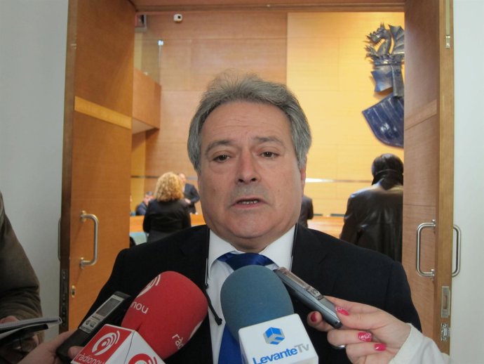 Rus Atendiendo A Los Periodistas Antes Del Pleno