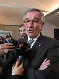 Trias suscribe prohibir la prostitución en la calle y más firmeza contra el cliente