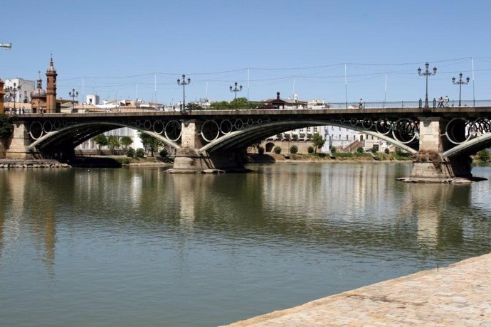 Imagen Del Río Guadalquivir Por El Puente De Triana