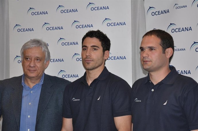 Miguel Ángel Silvestre Y El Presidente De Oceana Europa Xavier Pastor