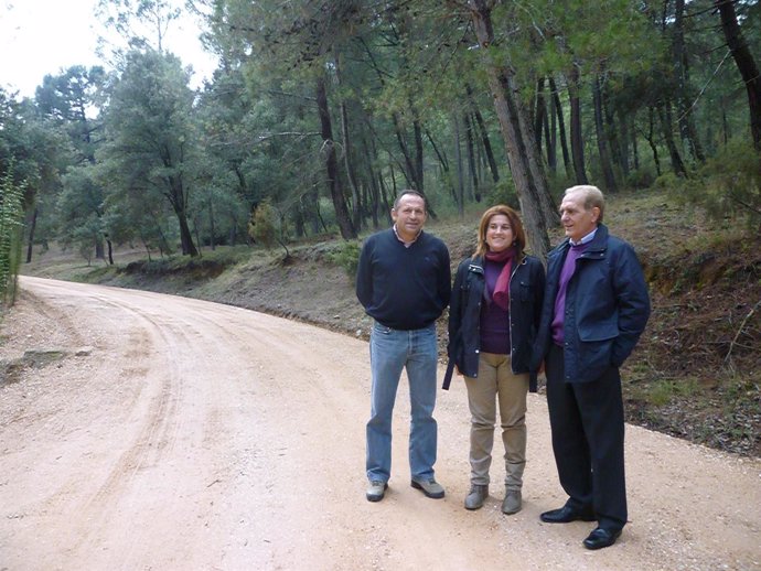 Muñoz (D) Visita El Monte Cañada Catena, Afectado Por Fuego En Septiembre 2009.
