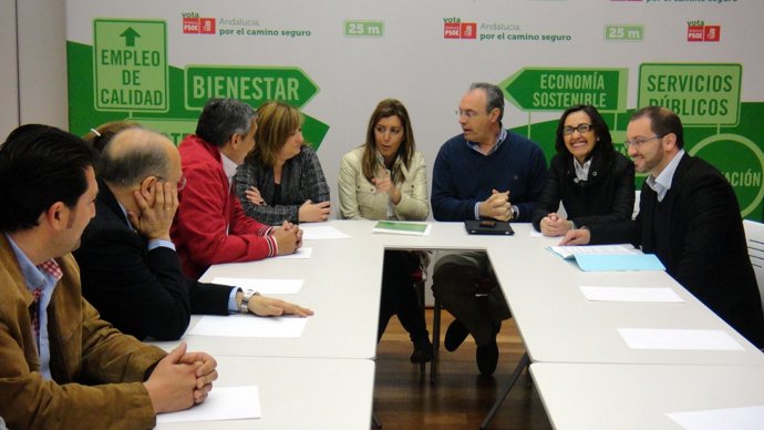(Al Fondo) Pérez, Díaz, Durán Y Aguilar En La Reunión Con Los Ambulantes