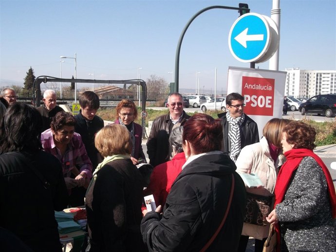 REPARTO DE MATERIAL ELECTORAL DEL PSOE EN EL MERCADILLO DE LA CHANA