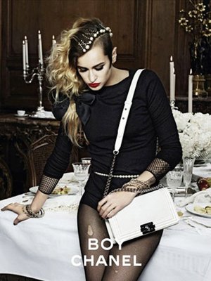 Alice Dellal Protagoniza La Nueva Campaña De Bolsos Chanel 