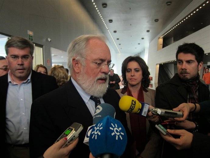 Arias Cañete Atienden A Los Medios Antes De Reunirse Con El Sector Oleícola.