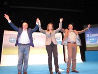 Báñez dice que el Gobierno hace videos para explicar la reforma y la Junta no porque "esconde 30 años de fraude"