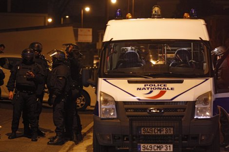 Policía Francesa En Los Alrededores De La Vivienda Donde Se Esconde Merah