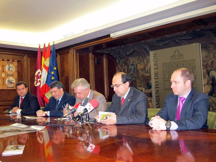 Julio Cayón (C) Y Miembros De La Junta Mayor De Semana Santa