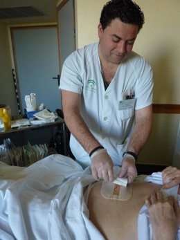Un Enfermero Muestra Un Nuevo Vendaje En Un Hospital De Huelva.