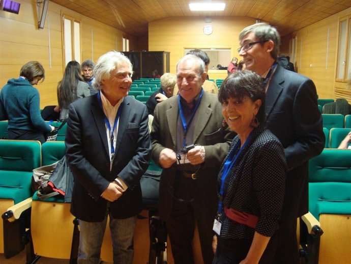 De Santos (D), Durante La Inauguración De La Asamblea