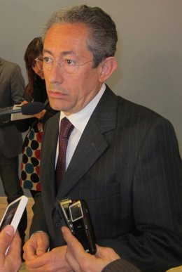 Luna (PSPV) Atiende A Los Medios En Los Pasillos De Las Corts