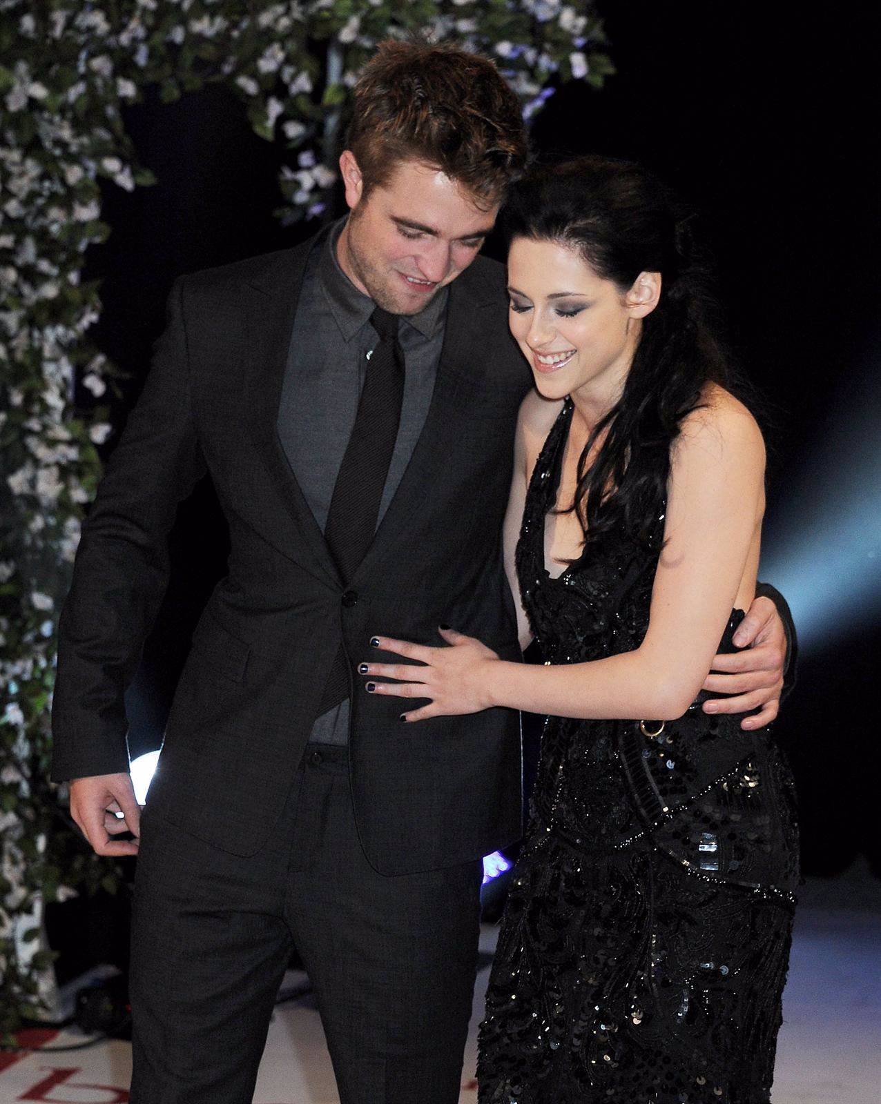 Robert Pattinson Y Kristen Stewart Mirándose Fijamente