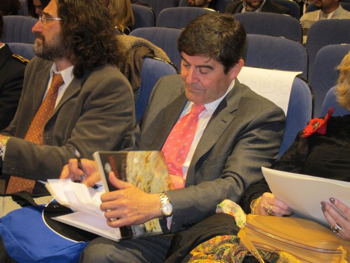  El Fiscal Adrián Salazar Antes De Dictar Su Conferencia En La USAL