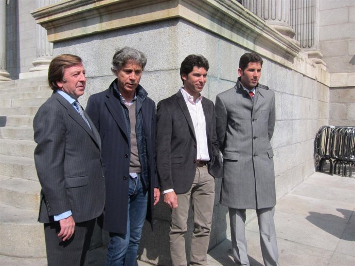 Toreros Acuden Al Congreso Para Registrar Una ILP En Defensa De La Tauromaquia
