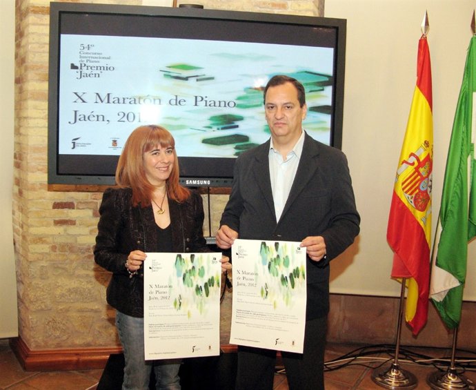 Antonia Olivares Y Ernesto Rocío En La Presentación Del X Maratón De Piano.