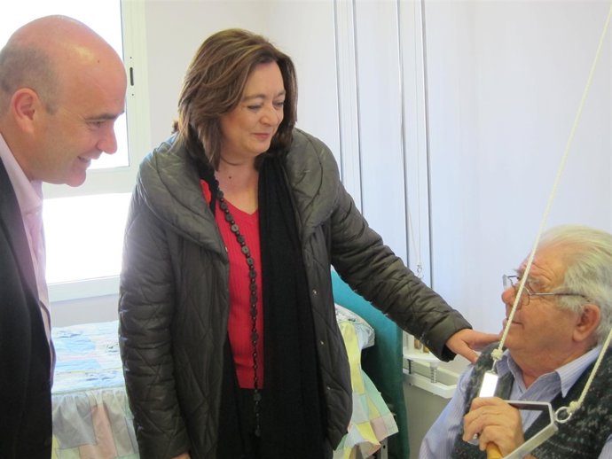 Manuel Carmona Y Mar Moreno Hablan Con Un Usuario Del Centro De Mayores