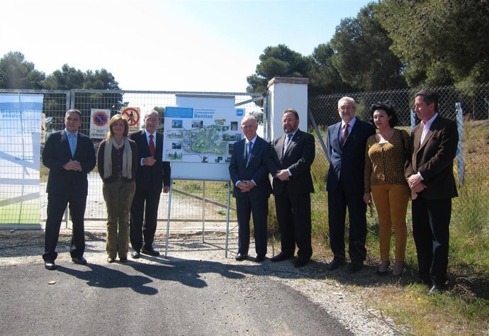 De La Torre Y Oña Presentan La Propuesta Del PP Para El Campamento Benítez