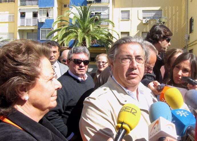 Rita Barberá Y Juan Ignacio Zoido Durante Una Visita Electoral En Alcosa