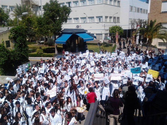 Concentración De Los Alumnos De Medicina De La US Por La Falta De Medios