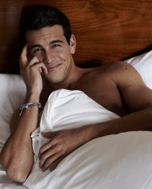 Posado De Mario Casas Para Glamour 