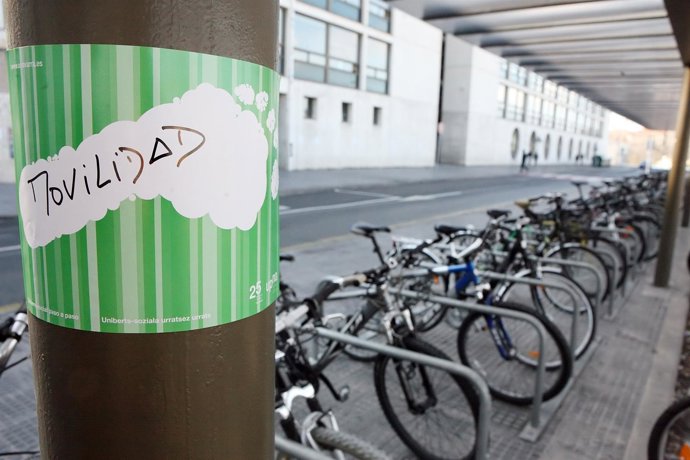 Una De Las Pegatinas Colocada Junto Al Aparcamiento De Bicis Del Aulario.