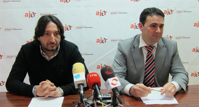 Los Vicepresidente Y Presidente De AJER, Fernando Cortezón Y Rubén Navarro