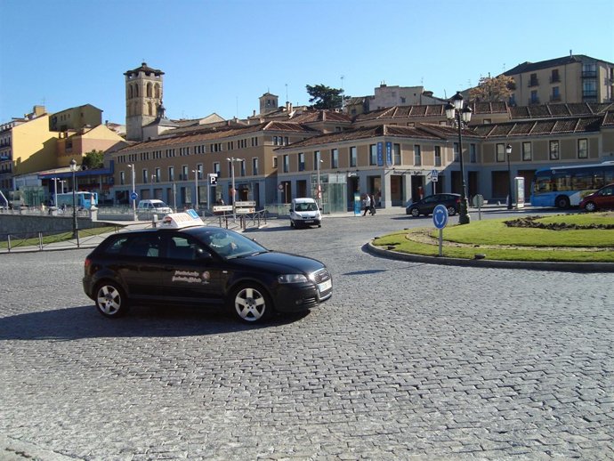 Un Coche Por El Centro De Segovia
