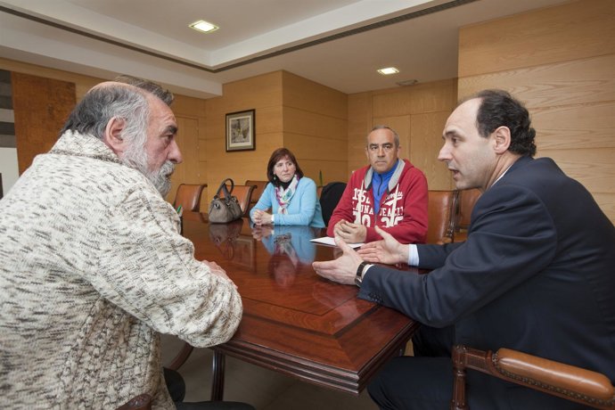 Diego Se Reúne Con Los Afectados Por Derribos 