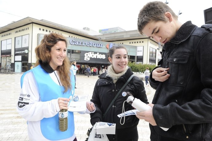 Voluntarios Reparten Agua Sucia Para Concienciar De La Falta De Agua Potable