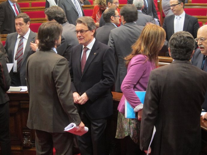 Oriol Pujol Y El Pte.Artur Mas (Ciu) Hablando En El Parlament