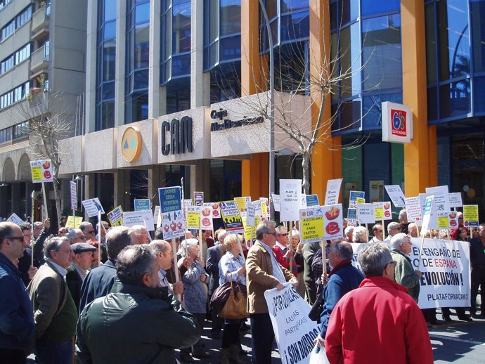 Protesta De Adicae Ante La Sede Central De Caja Mediterráneo (CAM)